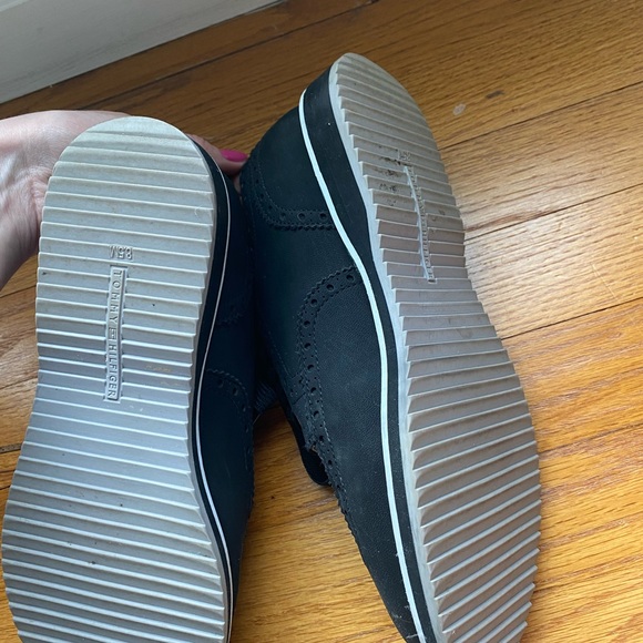 Tommy Hilfiger oxfords 8.5 - Picture 3 of 3